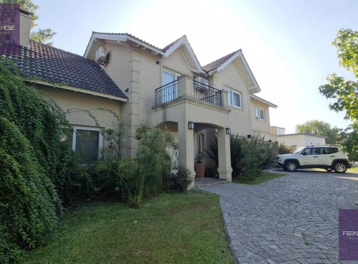 Casa · 230m² · 6 Ambientes · 1 Cochera