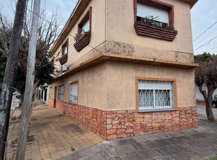 Casa · 200m² · 6 Ambientes · 1 Cochera