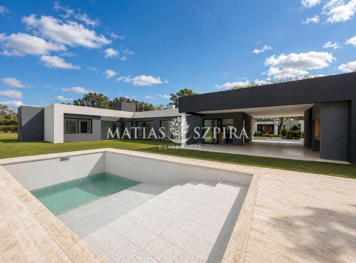Casa · 210m² · 4 Ambientes · 2 Cocheras