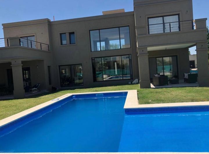 Casa · 396m² · 6 Ambientes · 2 Cocheras
