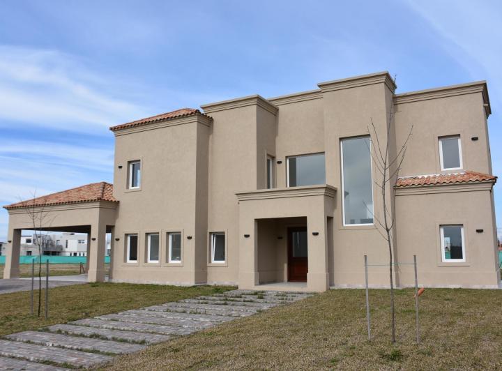 Casa · 237m² · 5 Ambientes · 2 Cocheras