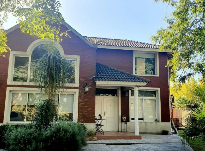 Casa · 430m² · 6 Ambientes · 1 Cochera
