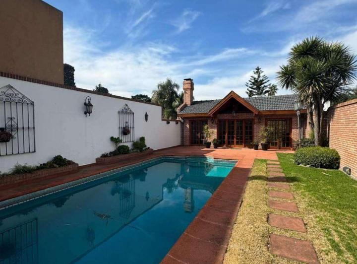 Casa · 1m² · 4 Ambientes · 1 Cochera