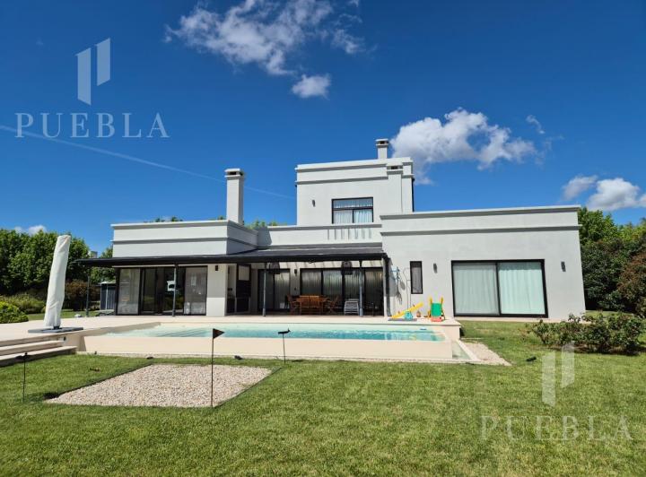 Casa · 311m² · 5 Ambientes · 4 Cocheras