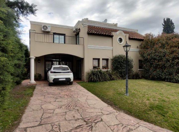 Casa · 161m² · 6 Ambientes · 3 Cocheras