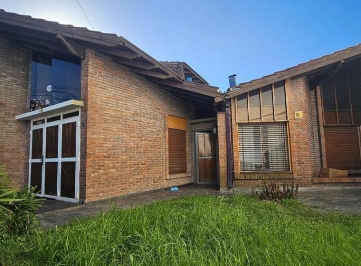 Casa · 250m² · 5 Ambientes · 2 Cocheras
