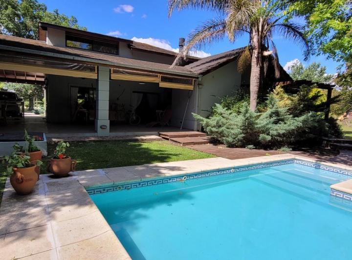 Casa · 220m² · 5 Ambientes · 3 Cocheras