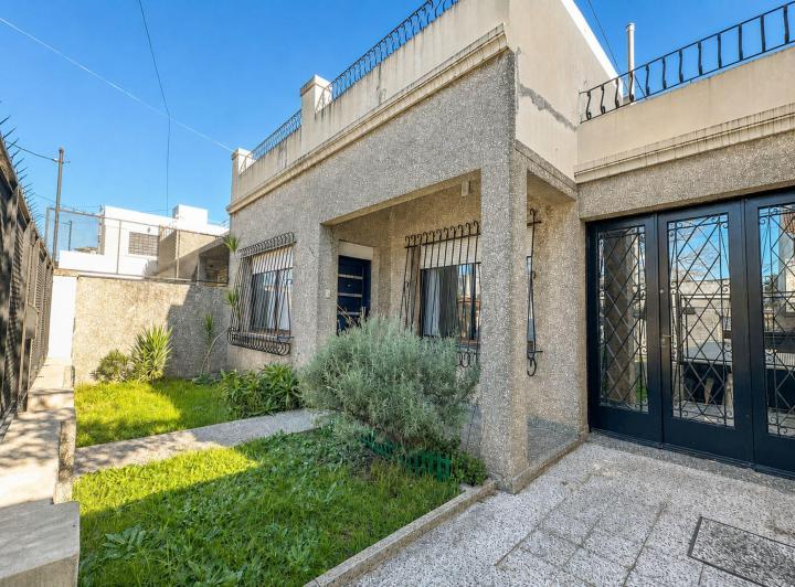 Casa · 140m² · 4 Ambientes · 2 Cocheras