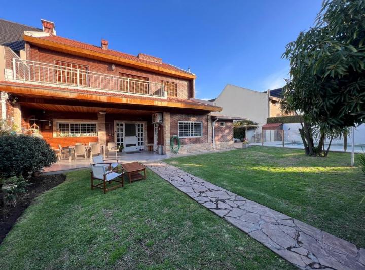 Casa · 302m² · 5 Ambientes · 4 Cocheras