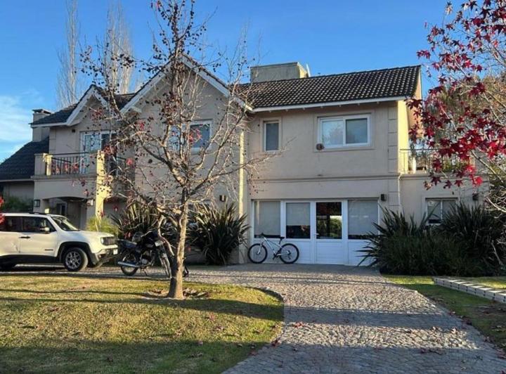 Casa · 250m² · 4 Ambientes · 2 Cocheras