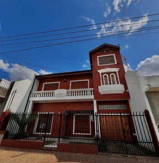 Casa · 290m² · 6 Ambientes · 1 Cochera