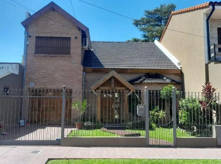 Casa · 248m² · 4 Ambientes · 2 Cocheras