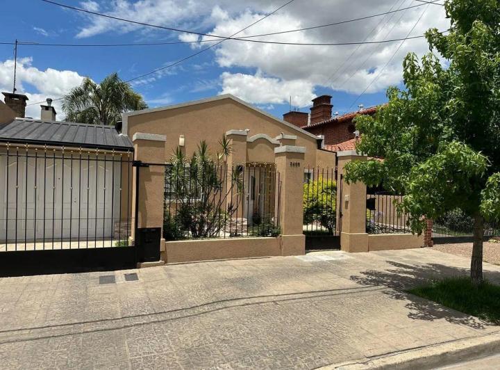 Casa · 170m² · 4 Ambientes · 2 Cocheras