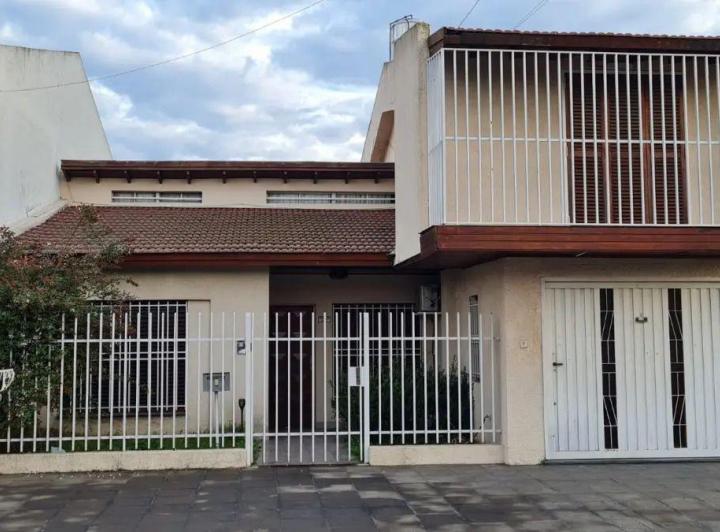 Casa · 230m² · 4 Ambientes · 3 Cocheras