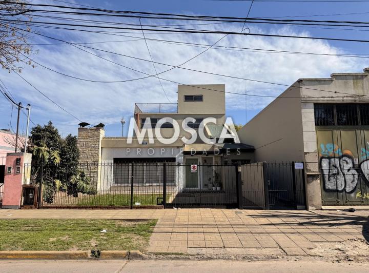 Casa · 320m² · 6 Ambientes · 2 Cocheras