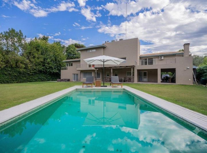 Casa · 790m² · 7 Ambientes · 3 Cocheras