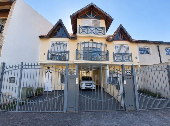 Casa · 75m² · 4 Ambientes · 1 Cochera