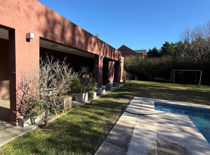 Casa · 200m² · 5 Ambientes · 2 Cocheras