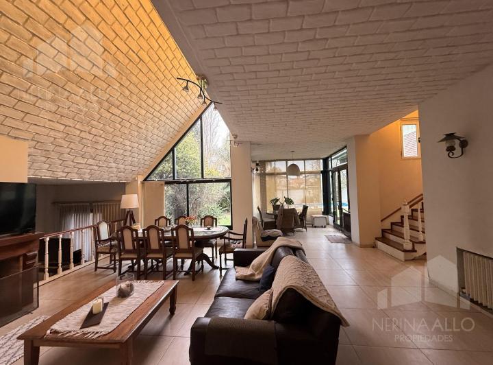 Casa · 427m² · 10 Ambientes · 4 Cocheras