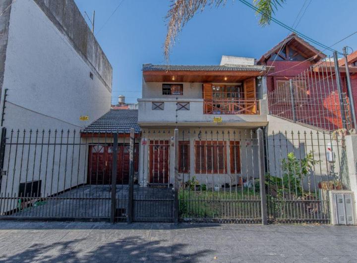 Casa · 160m² · 4 Ambientes · 3 Cocheras
