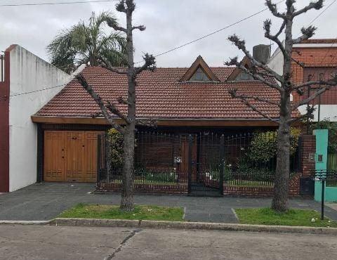 Casa · 180m² · 4 Ambientes · 1 Cochera
