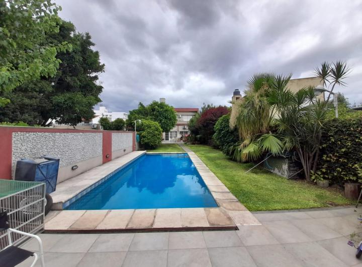 Casa · 350m² · 5 Ambientes · 2 Cocheras