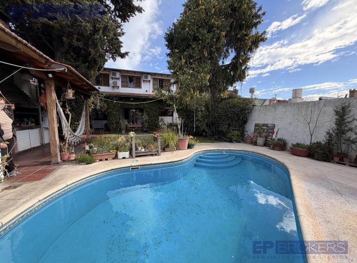 Casa · 180m² · 5 Ambientes · 2 Cocheras