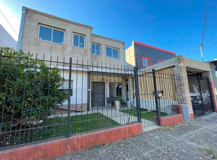 Casa · 230m² · 6 Ambientes · 3 Cocheras