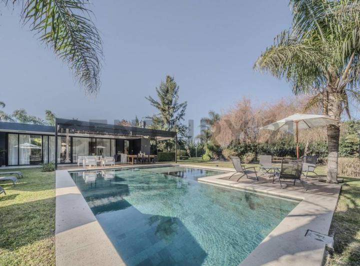 Casa · 700m² · 8 Ambientes · 3 Cocheras