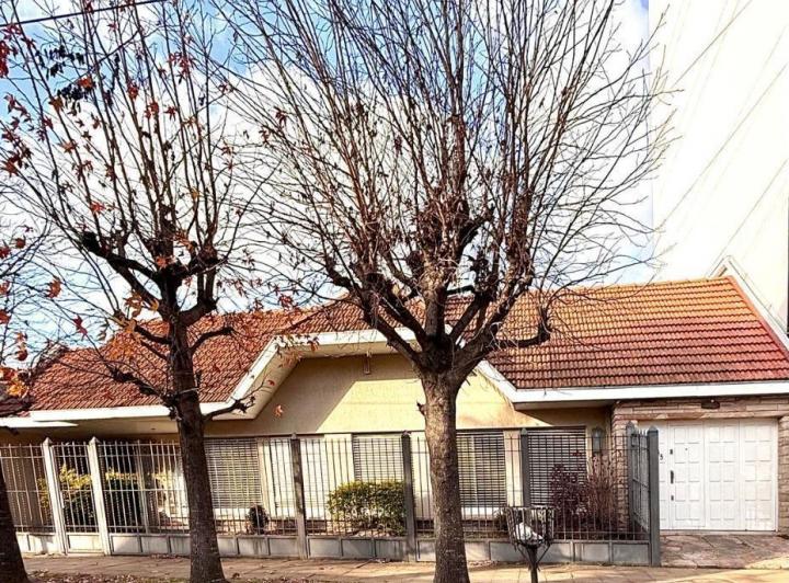 Casa · 270m² · 4 Ambientes · 3 Cocheras