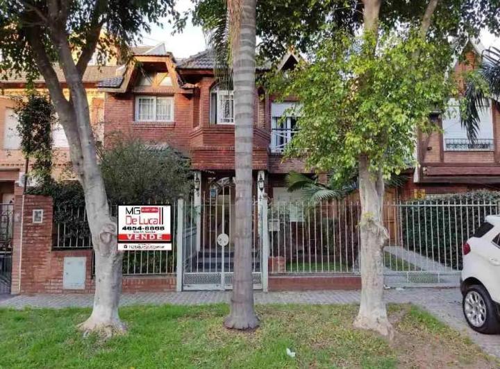 Casa · 180m² · 4 Ambientes · 3 Cocheras