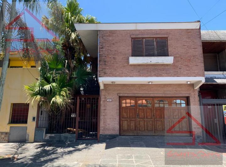 Casa · 210m² · 4 Ambientes · 2 Cocheras