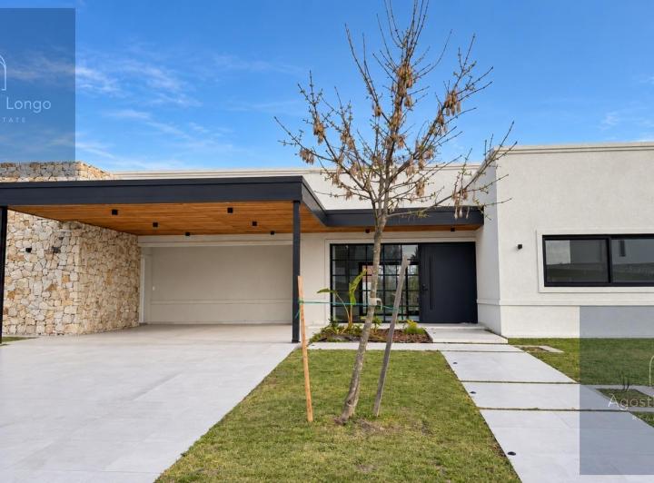 Casa · 242m² · 5 Ambientes · 8 Cocheras