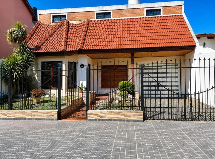 Casa · 180m² · 4 Ambientes · 2 Cocheras