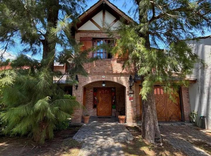 Casa · 180m² · 5 Ambientes · 3 Cocheras
