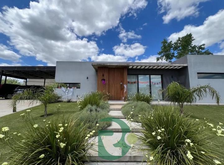 Casa · 220m² · 4 Ambientes · 6 Cocheras