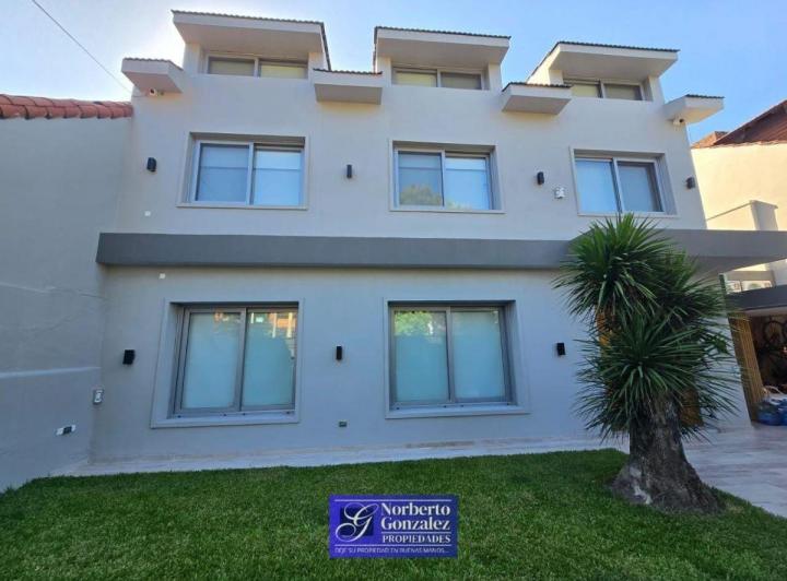 Casa · 300m² · 5 Ambientes · 2 Cocheras