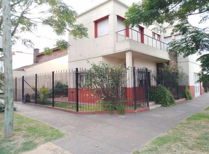 Casa · 142m² · 5 Ambientes · 3 Cocheras