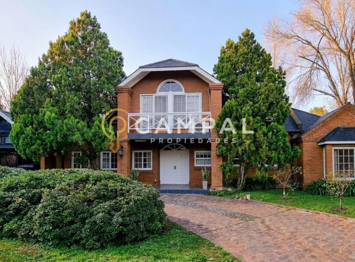 Casa · 360m² · 6 Ambientes · 2 Cocheras
