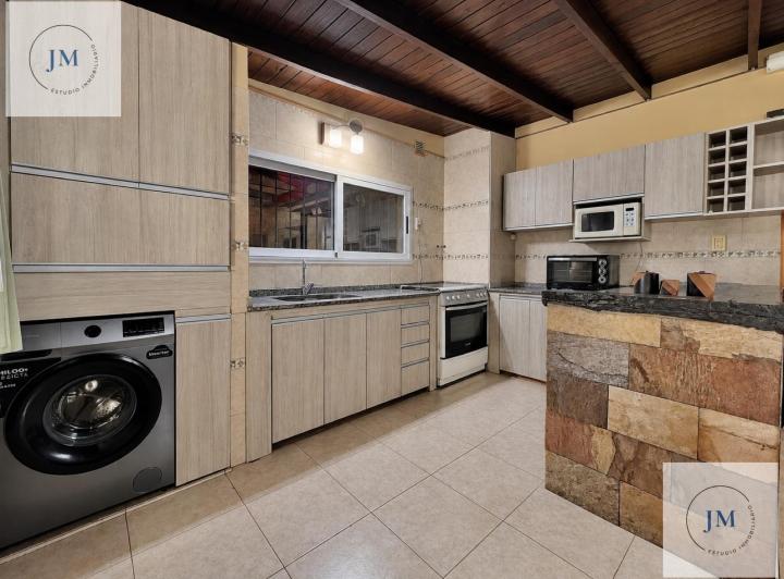 Casa · 220m² · 3 Ambientes · 4 Cocheras