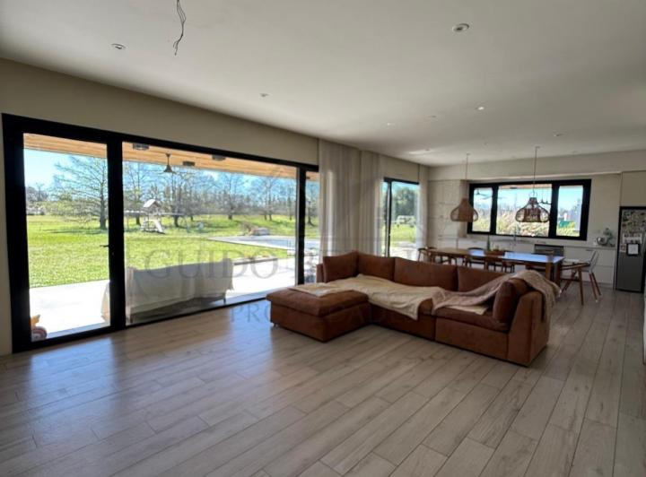 Casa · 217m² · 4 Dormitorios · 2 Cocheras