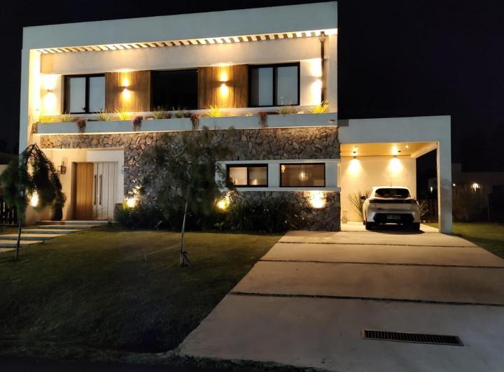 Casa · 220m² · 4 Ambientes · 3 Cocheras