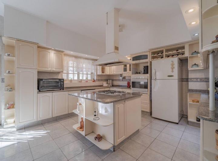 Casa · 278m² · 6 Ambientes · 1 Cochera