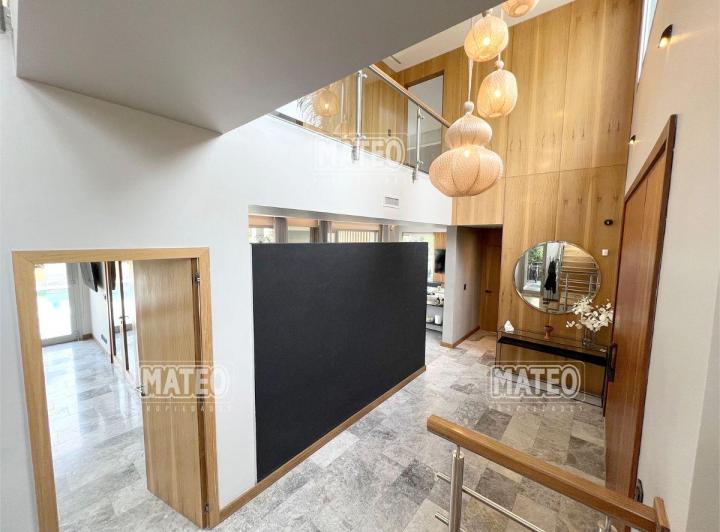 Casa · 570m² · 8 Ambientes · 6 Cocheras