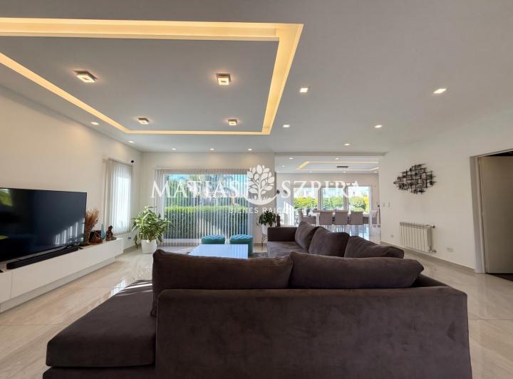 Casa · 286m² · 5 Ambientes · 2 Cocheras