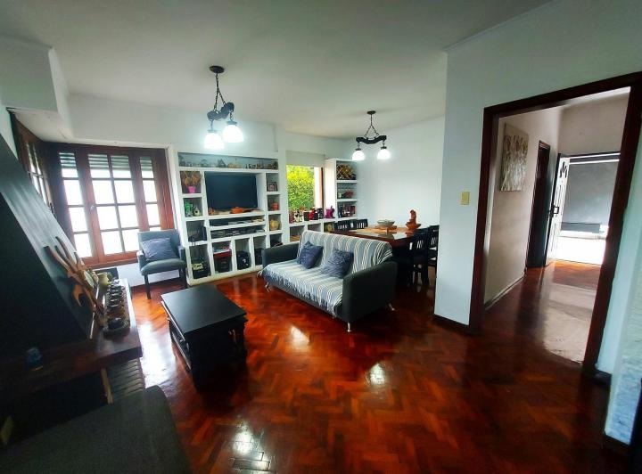 Casa · 214m² · 8 Ambientes · 4 Cocheras