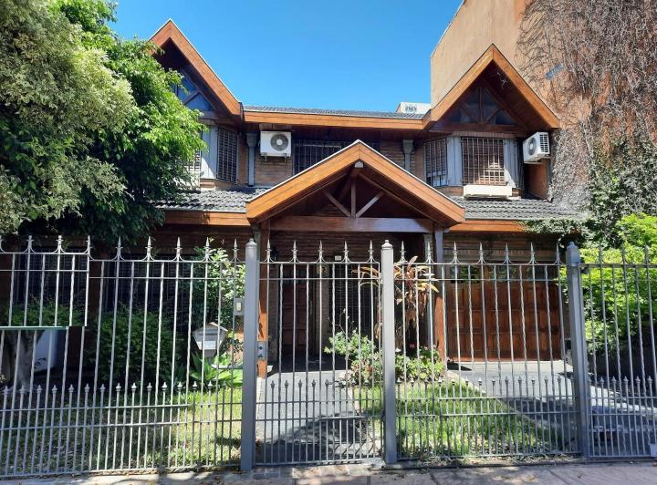 Casa · 260m² · 5 Ambientes · 3 Cocheras