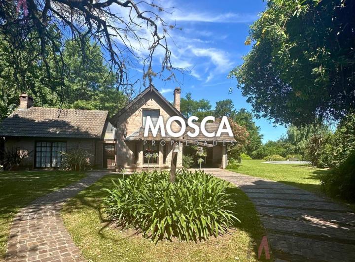 Casa · 2200m² · 7 Ambientes · 2 Cocheras