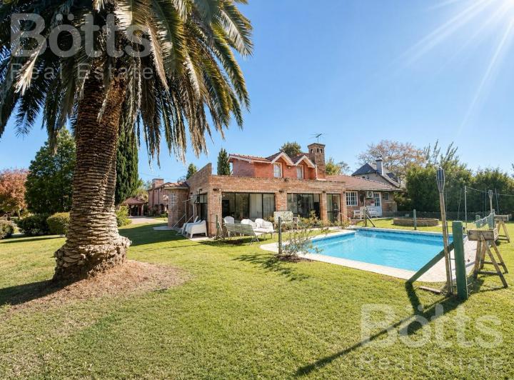 Casa · 220m² · 5 Ambientes · 4 Cocheras
