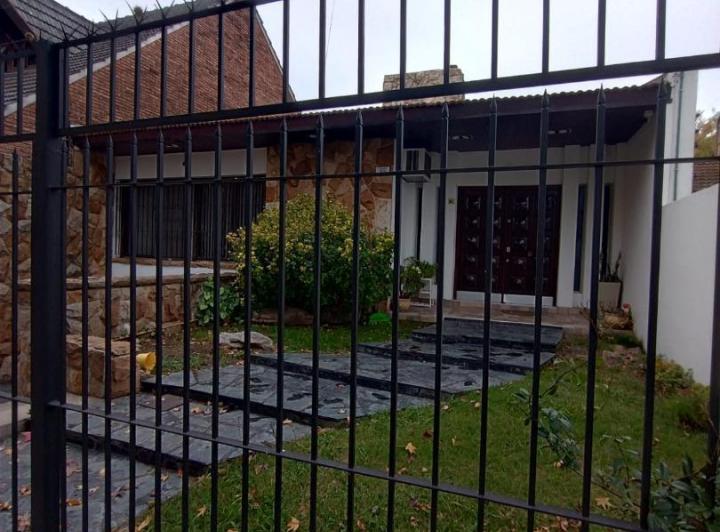 Casa · 220m² · 4 Ambientes · 2 Cocheras